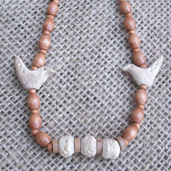 Vintage handmade necklace from 1980s. Made of various wood beads and metal seed - Picture 3 of 12